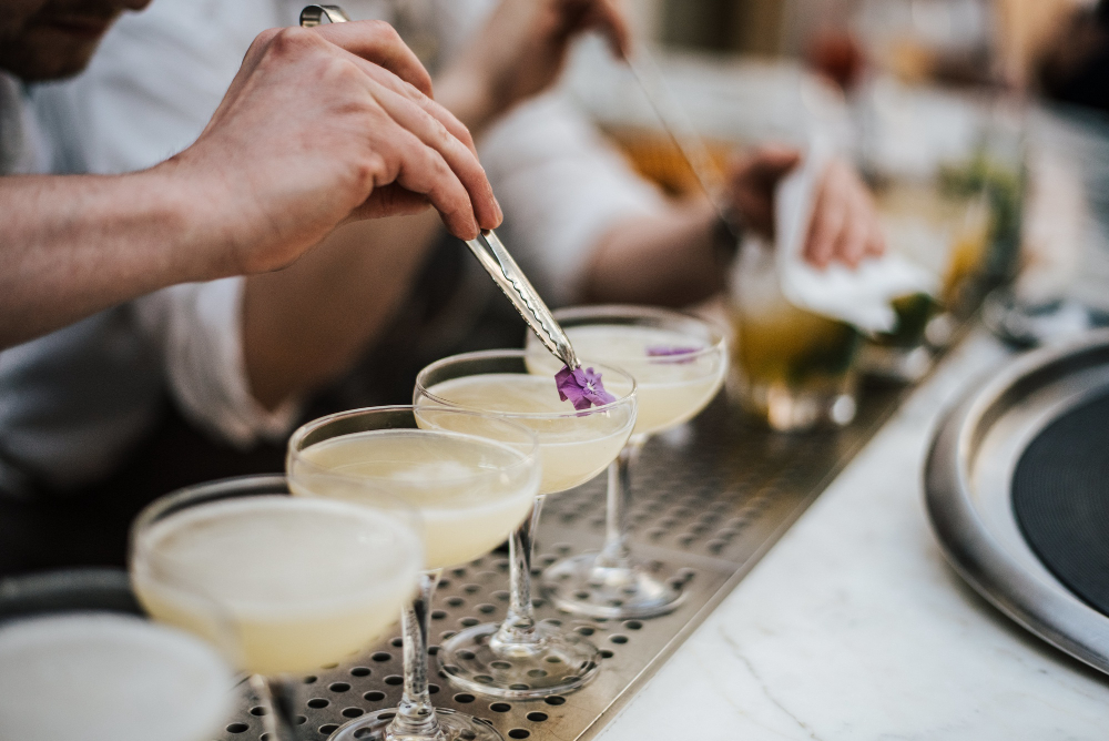 How Glassware Suppliers Dubai Can Help Luxury Venues Craft Signature Drink Presentations Through Customization