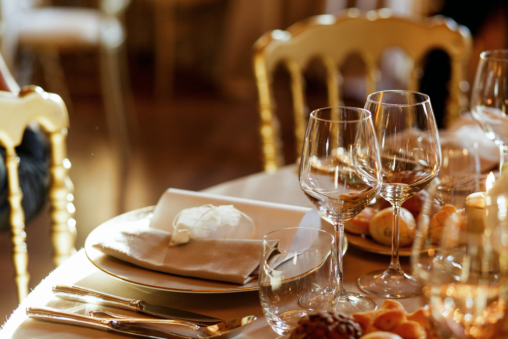 How Catering Equipment Suppliers in UAE Cater to Themed Luxury Events