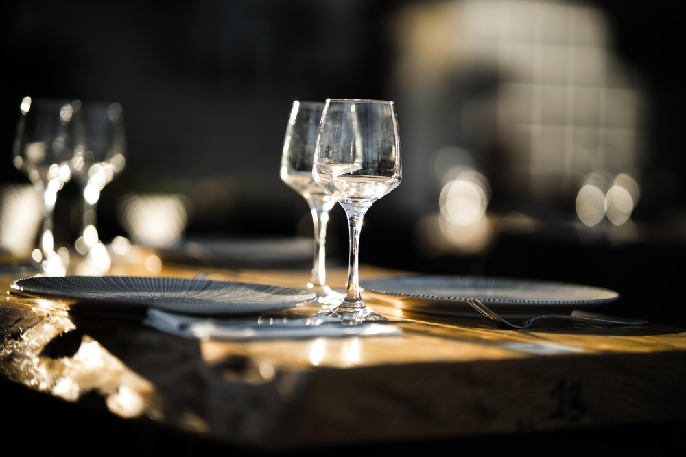 How Glassware Suppliers in Dubai Support Hotels with Dishwashing‑Safe, High‑Quality Glassware