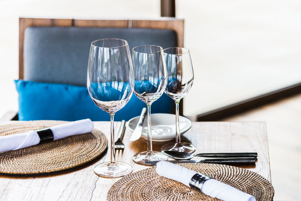 Bespoke Hospitality Supplies Tailored for Durable, Dishwasher‑Safe Cutlery and Glassware in Luxury Resorts