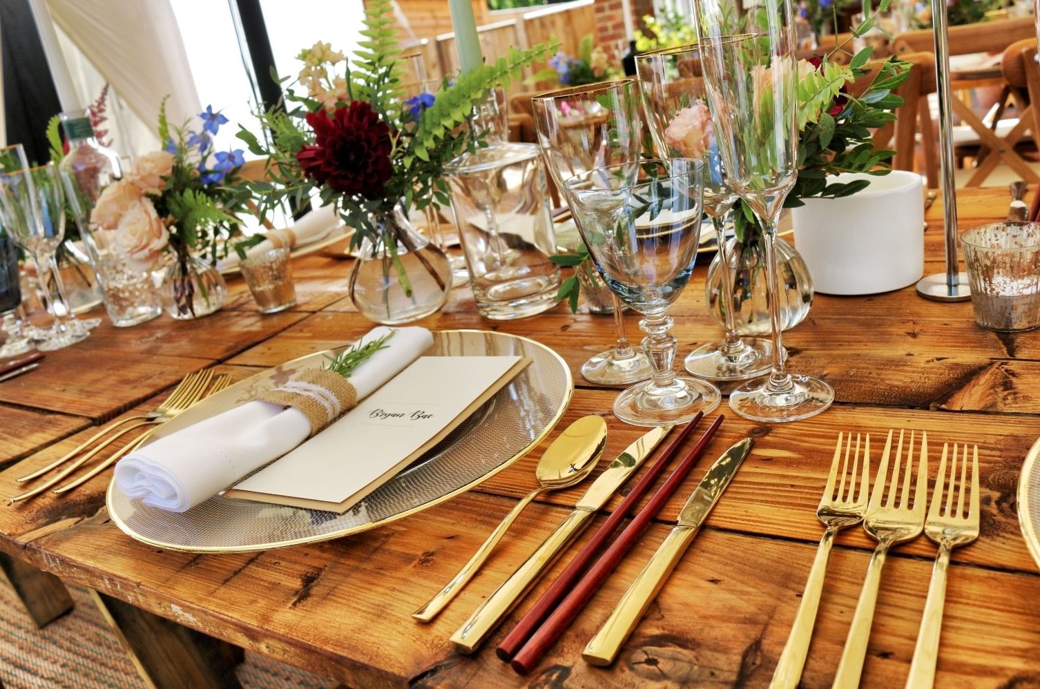 Crafting the Perfect Table Setting with Luxury Plates and Glassware for Special Events in the UAE